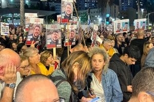 The sit-in of the Israeli prisoners' family in front of Netanyahu's residence