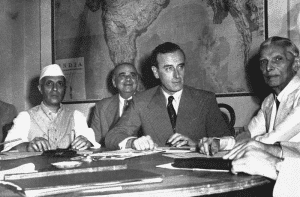 Jawaharlal Nehru, the first Prime Minister of India (left), Lord Montauban, representative of the King of England (middle), Muhammad Ali Jinnah (right)